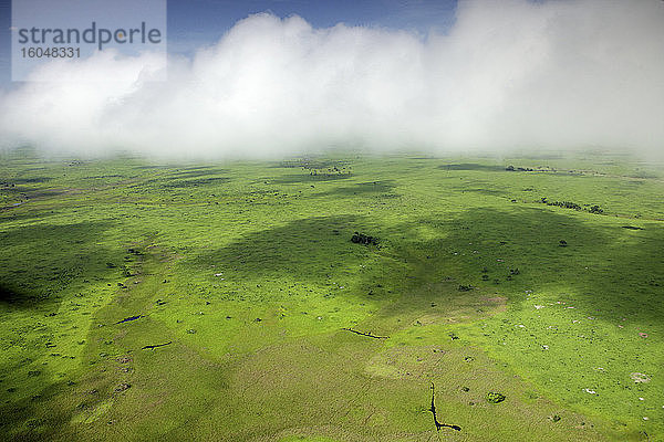 Demokratische Republik Kongo  Luftaufnahme von Wolken über der grünen Landschaft des Garamba-Nationalparks
