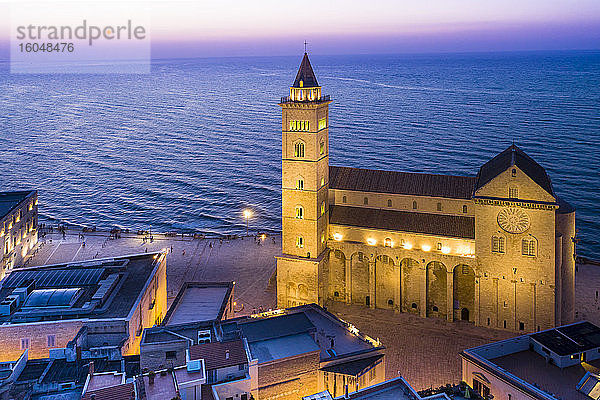 Italien  Apulien  Trani  Kathedrale von San Nicola Pellegrino in der Abenddämmerung  Luftaufnahme