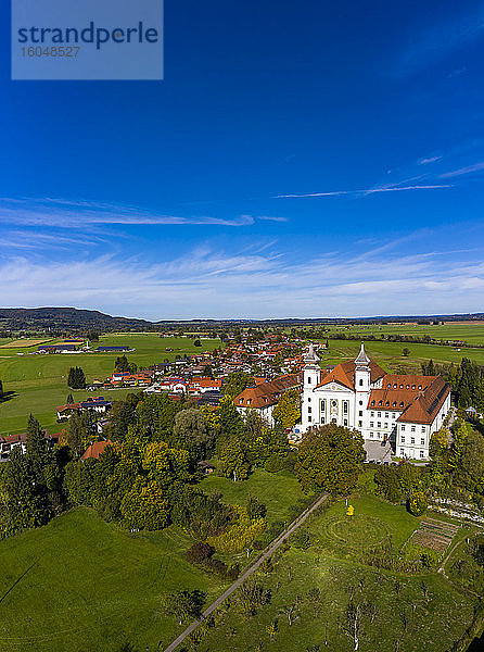 Deutschland  Bayern  Schlehdorf  Blick aus dem Hubschrauber auf das Kloster Schlehdorf im Sommer