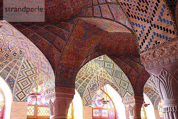 Iran  Provinz Fars  Shiraz  Säulen und Kreuzrippengewölbe der Vakil-Moschee