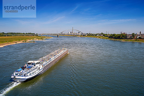 Deutschland  Nordrhein-Westfalen  Düsseldorf  Tanker überquert Rhein mit Brücke im Hintergrund