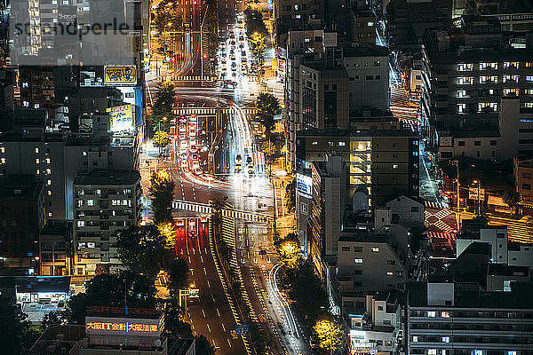 Japan  Präfektur Osaka  Osaka  Luftaufnahme des Stadtverkehrs bei Nacht