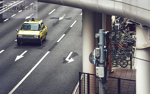 Japan  Präfektur Osaka  Osaka  Altmodisches Taxi auf der Straße