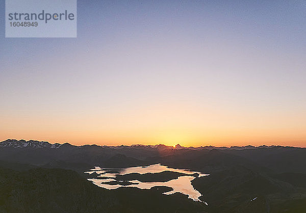 Blick auf eine Silhouettenlandschaft und einen See vor blauem Himmel bei Sonnenuntergang  Leon  Spanien