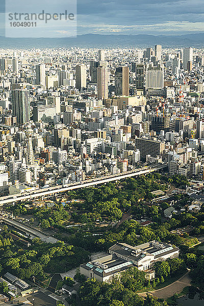 Japan  Präfektur Osaka  Osaka  Luftaufnahme einer dicht besiedelten Stadt
