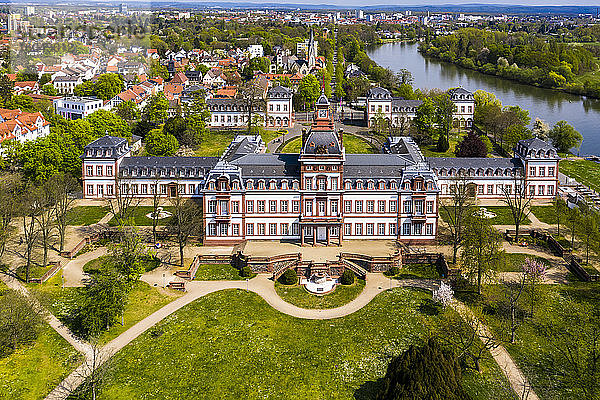 Deutschland  Hessen  Hanau  Blick aus dem Hubschrauber auf Schloss Philippsruhe im Sommer