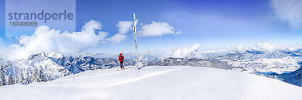 Älterer Mann bei Skitour am Gipfelkreuz  Inzell  Kienberg  Deutschland