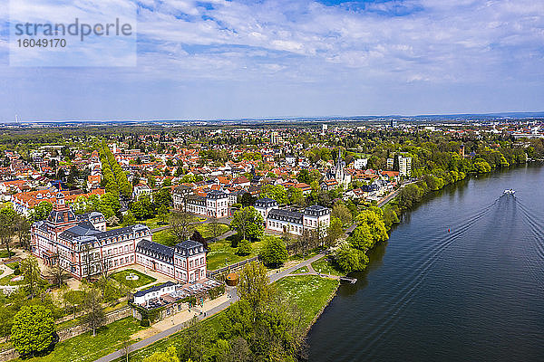 Deutschland  Hessen  Hanau  Blick aus dem Hubschrauber auf die Stadt am Mainufer im Sommer