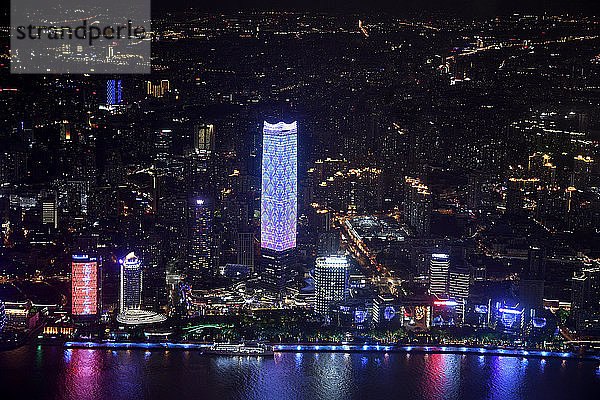 China  Shanghai  Luftaufnahme des Bund bei Nacht