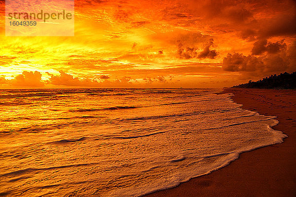 Sri Lanka  Ostprovinz  Nilaveli  Küstenstrand bei feurigem Sonnenaufgang