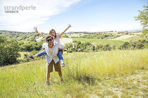 Glückliches Paar im mittleren Erwachsenenalter genießt die Landschaft an einem sonnigen Tag