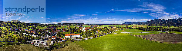 Deutschland  Bayern  Schlehdorf  Luftpanorama eines Dorfes im Sommer