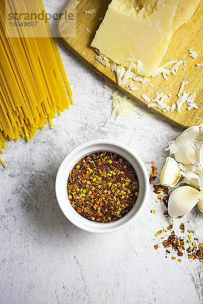 Chilisamen  Grana-Käse  Knoblauch und Spaghetti