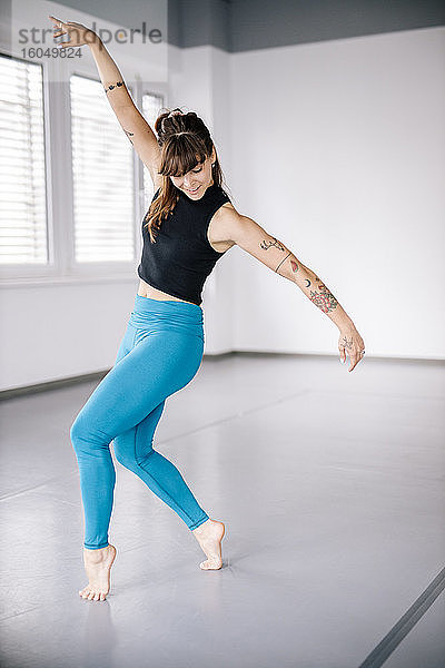 Junge weibliche Ballerina tanzt im Ballettstudio