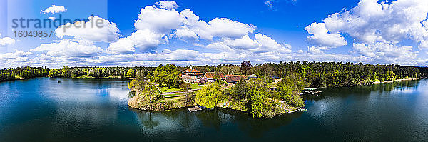 Deutschland  Hessen  Kahl am Main  Luftpanorama von Schloss Emmerichshofen im Sommer