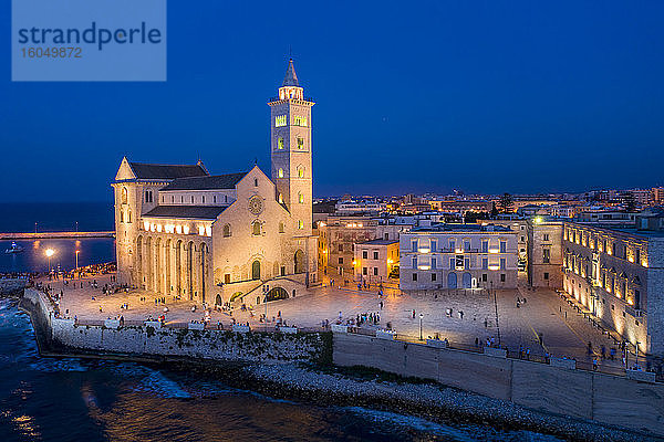 Italien  Apulien  Trani  Kathedrale von San Nicola Pellegrino bei Nacht  Luftaufnahme