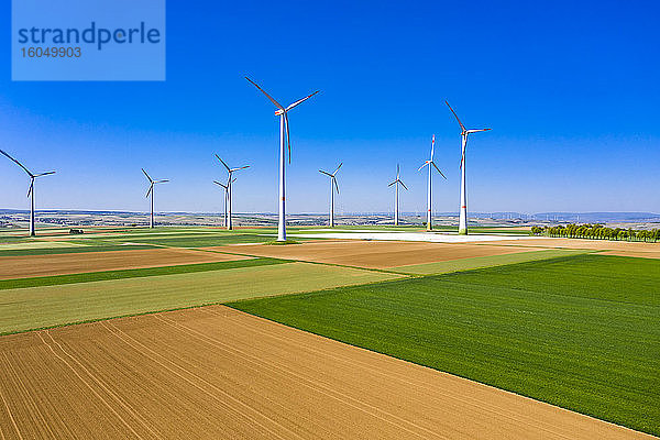 Deutschland  Rheinland-Pfalz  Gabsheim  Blick aus dem Hubschrauber auf einen ländlichen Windpark im Sommer