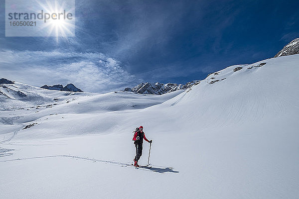 Älterer Mann beim Skifahren auf schneebedecktem Gelände gegen den Himmel an einem sonnigen Tag  Dachstein  Österreich