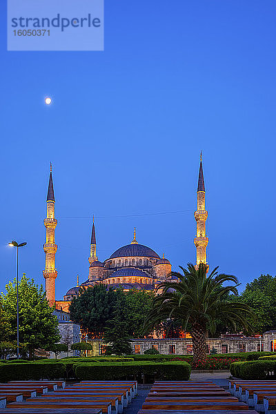Türkei  Istanbul  Sultan-Ahmed-Moschee in der Abenddämmerung