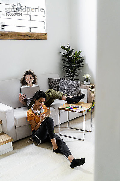 Zwei Schüler arbeiten beim Lernen zu Hause
