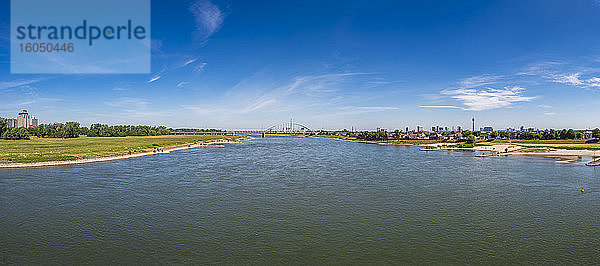 Deutschland  Nordrhein-Westfalen  Düsseldorf  Panorama des Rheins im Stadtteil Düsseldorf-Hamm