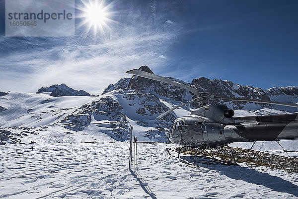 Hubschrauber auf schneebedecktem Land gegen den Himmel an einem sonnigen Tag  Dachstein  Österreich
