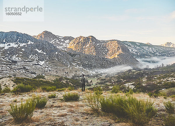 Mann in einer Landschaft vor felsigen Bergen  Leon  Spanien