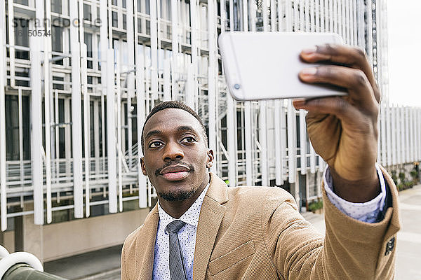 Junger Geschäftsmann macht ein Selfie in der Stadt