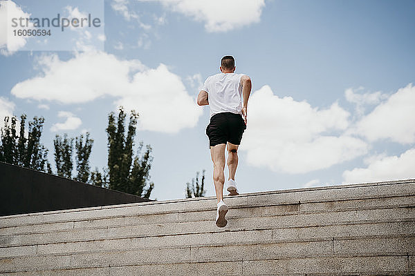 Männlicher Sportler beim Treppensteigen