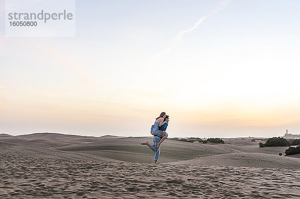 Sorgloses Paar bei Sonnenuntergang in den Dünen  Gran Canaria  Spanien