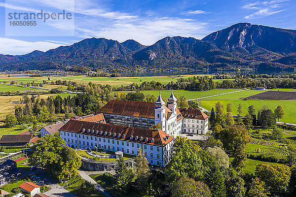 Deutschland  Bayern  Schlehdorf  Blick aus dem Hubschrauber auf das Kloster Schlehdorf im Sommer