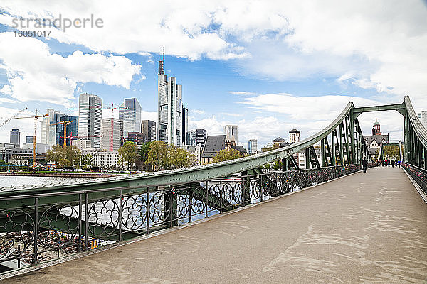 Deutschland  Frankfurt  Wolkenkratzer in der Innenstadt von der Mainbrücke aus gesehen