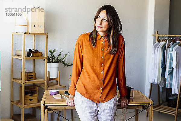 Porträt einer Modedesignerin im Heimbüro