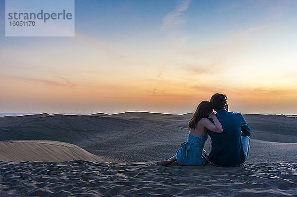 Pärchen bei Sonnenuntergang in den Dünen  Gran Canaria  Spanien