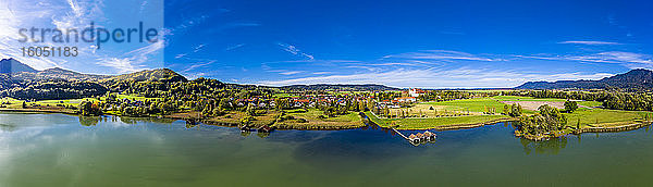 Deutschland  Bayern  Schlehdorf  Luftbild eines Dorfes am Seeufer im Sommer