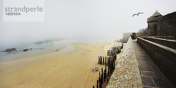 Frankreich  Bretagne  Saint-Malo  Strand und Festung im Nebel