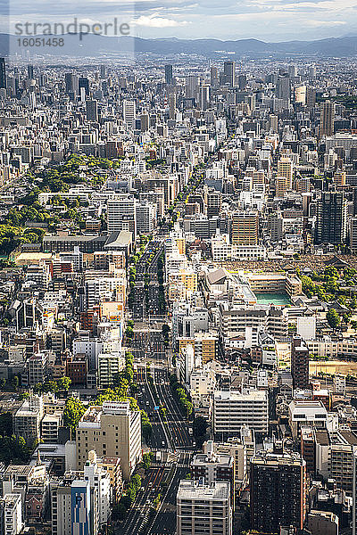 Japan  Präfektur Osaka  Osaka  Luftaufnahme einer dicht besiedelten Stadt