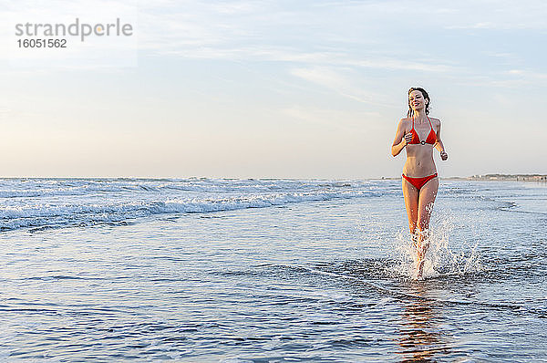Frau im Bikini beim Laufen im Meer  Gran Canaria  Spanien