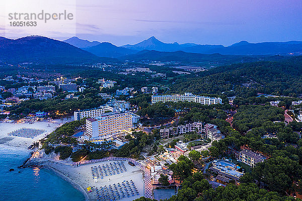 Spanien  Balearen  Mallorca  Calvia  Blick von Peguera mit Hotels und Stränden  Costa de la Calma in der Abenddämmerung