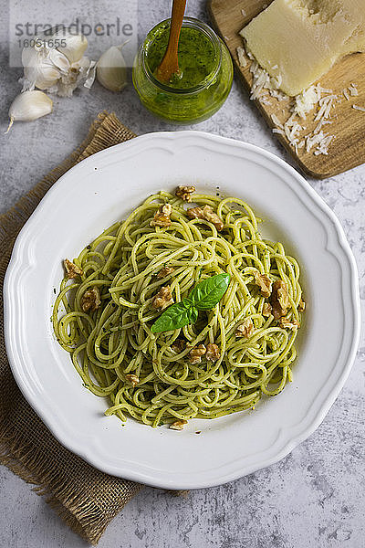 Spaghetti mit Pesto  Walnuss  Basilikum  Chili und Grana-Käse
