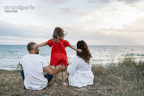 Familie verbringt Zeit am Strand gegen bewölkten Himmel
