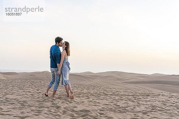 Küssendes Paar bei Sonnenuntergang in den Dünen  Gran Canaria  Spanien