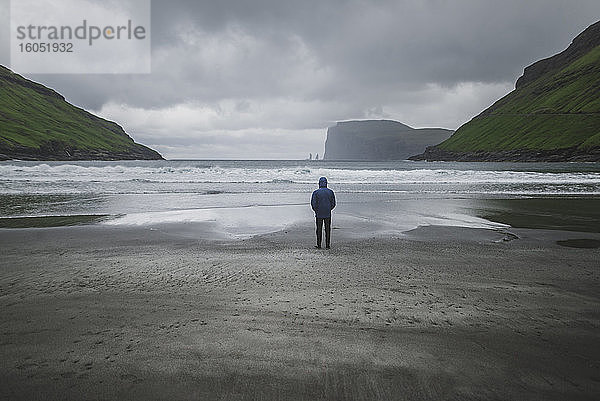 Dänemark  Mann steht bei Nebel am Strand