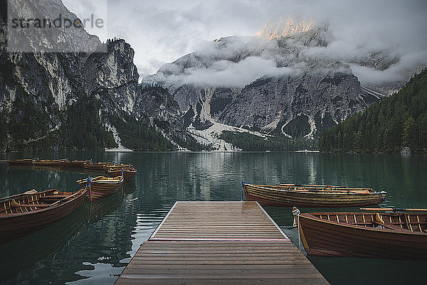 Italien  Holzboote vertäut an der Mole am Pragser Wildsee in den Dolomiten