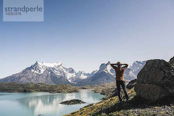 Mann am See gegen den klaren Himmel im Torres Del Paine National Park  Patagonien  Chile
