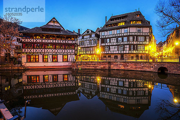 Frankreich  Grand Est  Straßburg  Fachwerkhäuser spiegeln sich im Altstadtkanal in der Abenddämmerung