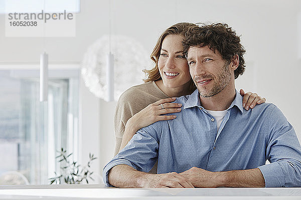 Porträt eines lächelnden  sich liebenden Paares in einer Villa
