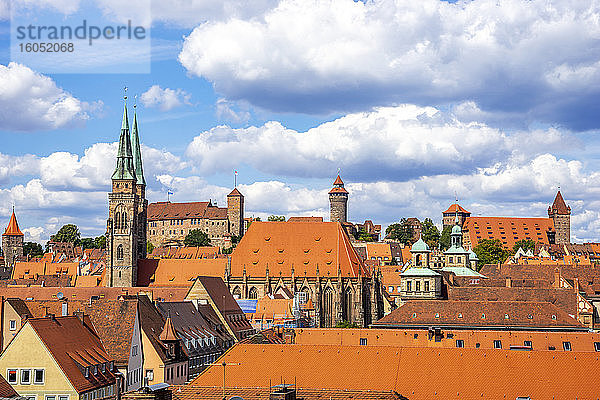Deutschland  Bayern  Nürnberg  Wolken über Altstadtgebäuden rund um die Nürnberger Burg