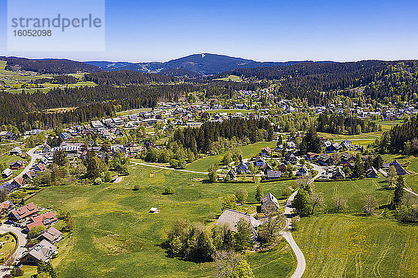 Deutschland  Baden-Württemberg  Hinterzarten  Luftaufnahme eines ländlichen Dorfes im Frühling