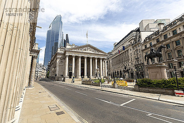 UK  London  Blick auf die Stadt mit der Bank of England und modernen Wolkenkratzern